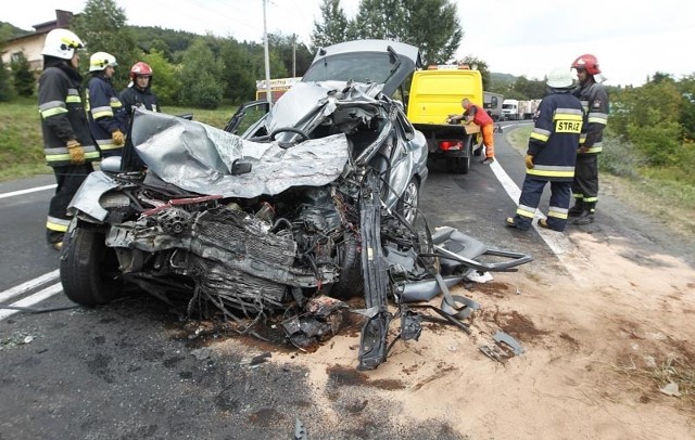 W miejscowości Babica doszło do wypadku. Renault Laguna zderzył się czołowo z busem marki Autosan.