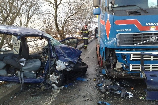 Samochód osobowy czołowo zderzył się z ciągnikiem siodłowym z naczepą, jadącym w stronę Gorzyc.