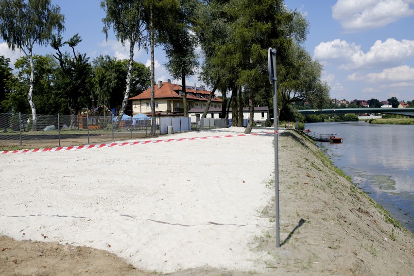 Na terenie klubu trwają ostatnie prace przed otwarciem plaży