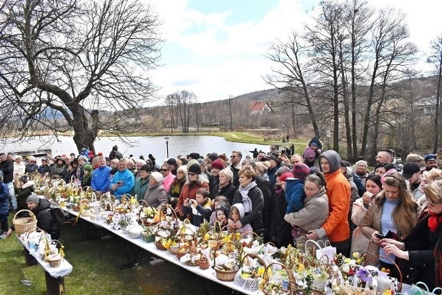 Święcenie pokarmów w Ciekotach zawsze przyciąga wielu mieszkańców regionu. Tak było w 2022 roku.