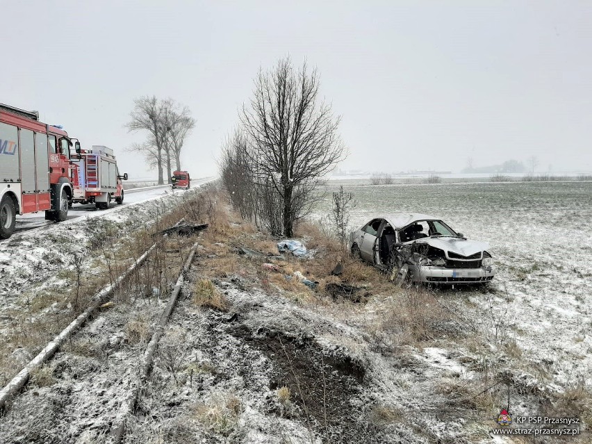 Gostkowo. Dachowanie audi na trasie Przasnysz - Wężewo. Samochód uległ niemal całkowitemu zniszczeniu, 14.02.2020