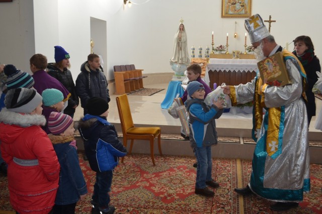 Św. Mikołaj z Prudnika rozdawał dary dla dzieci po mszy w kościele katolickim w Nadwórnej.