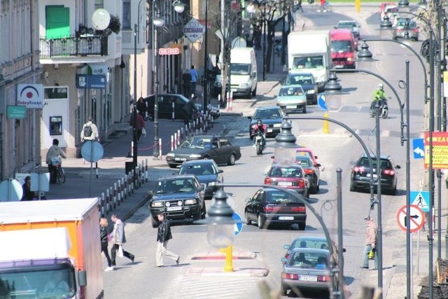 (fot. Filip Pobihuszka) Samochody wręcz rozjeżdżają centrum Nowej Soli. Czy południowa obwodnica będzie lekarstwem na tą przypadłość?