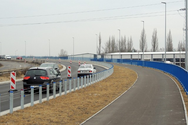 Dziś rano przy ulicy Łódzkiej wprowadzono zmiany w ruchu. Kierowcy od teraz pojadą nową - północną częścią wiaduktu.Jadący od strony centrum w kierunku Łodzi nie będą mogli korzystać z bypassu, który zostanie zamknięty na odcinku: od ul. Lipnowskiej do ul. Włocławskiej. Zmiany czekają także pasażerów miejskiej komunikacji. Zobacz także: Takie posiłki dostają niektórzy pacjenci. Nie do wiary czym karmią w szpitalach [ZDJECIA]Przystanek przy ul. Lipnowskiej zostanie przeniesiony na Trasę Wschodnią na wysokości ulicy Dwernickiego. Autobusy linii nr 11 nie będą zatrzymywały się w okolicy ronda Pileckiego. Z kolei przystanek przy ul. Włocławskiej znajdzie się w nowo wybudowanej zatoce autobusowej za nowym rondem na wysokości Włocławskiej.NowosciTorun