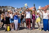 "Bydgoszcz czyta" - tak wyglądał czytelniczy flash mob na Starym Rynku [zdjęcia]