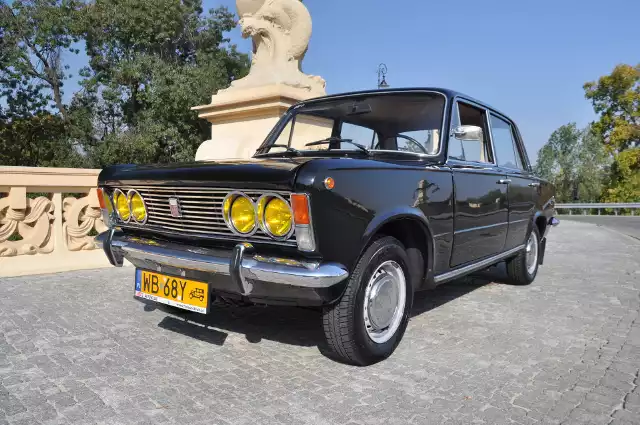 Fiat 125pPrzez lata był naturalnym widokiem na polskich drogach. Dziś stanowi rzadkość a jego pojawienia się nie można nie zauważyć. Fiat 125p to legenda PRL-u wywołująca uśmiechy na twarzach przechodniów i to nawet, jeśli jest czarna.Fot. Marcin Lewandowski