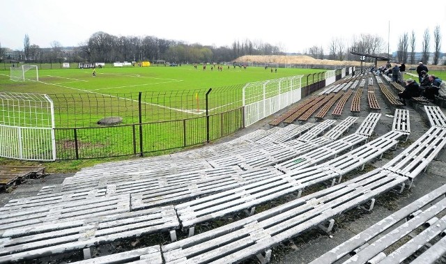 Wiele zmieniło się od czasów, gdy "Brązowi" poprzednio grali na swoim stadionie. Tej trybuny już nie ma.