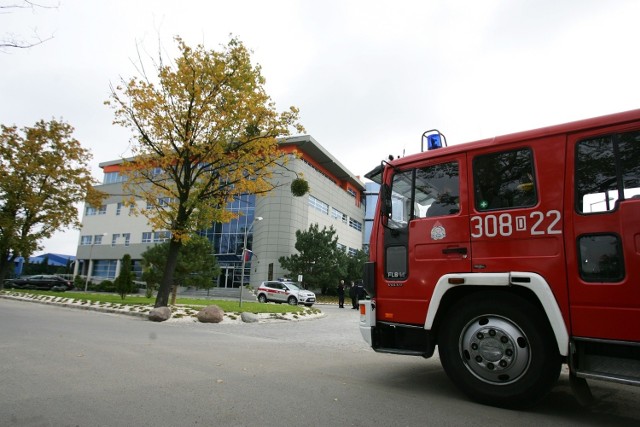 Alarm bombowy w budynku Krajowego Rejestru Długów przy ul. Armii Ludowej 21. Służby zostały poinformowane o podłożeniu „niebezpiecznego ładunku”. Zarządzono ewakuację pracowników. Na miejscu są policja i straż pożarna.