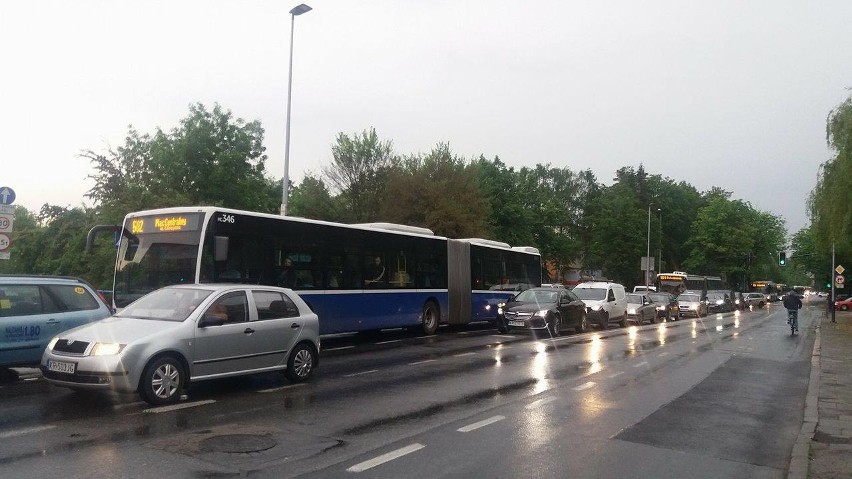 Ogromne korki w Krakowie, pasażerowie "porzucają" autobusy