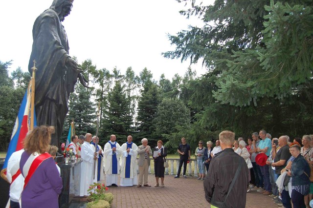 Głuchoniemi pielgrzymi modlili się w Kałkowie przy figurze Chrystusa Króla, którą sami ufundowali