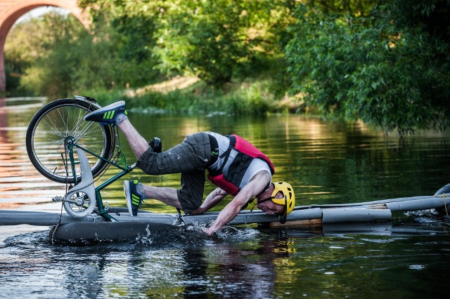 Śmiałkowie będą mogli podjąć próbę pokonania jak najdłuższego dystansu rowerem po pływającej na rzece Radew kładce. To konkurencja, która gromadzi szczególnie liczną publiczność.