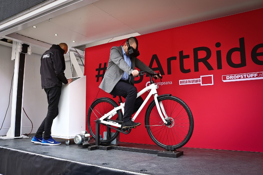 Na wirtualnym rowerze po Amsterdamie i Brukseli. Nowa atrakcja na wrocławskim Rynku