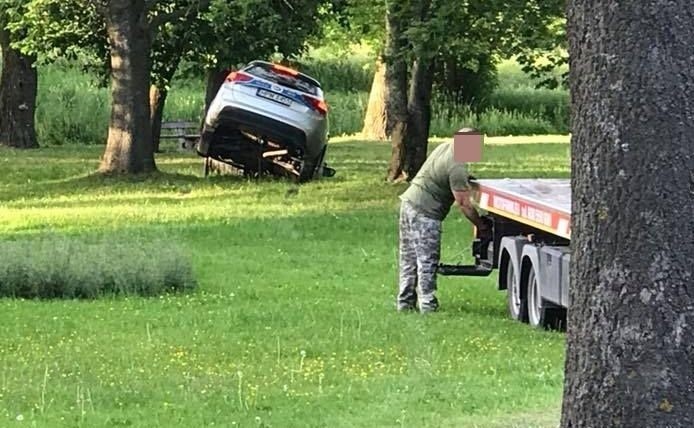 Policjantom nic się nie stało.