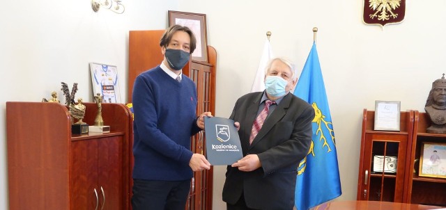 Na zdjęciu Piotr Kozłowski, burmistrz Kozienic (z lewej) z Romanem Wysockim, dyrektorem kozienickiego szpitala powiatowego.