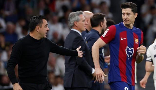 Xavi Hernandez i Robert Lewandowski (FC Barcelona) w meczu z Realem Madryt.