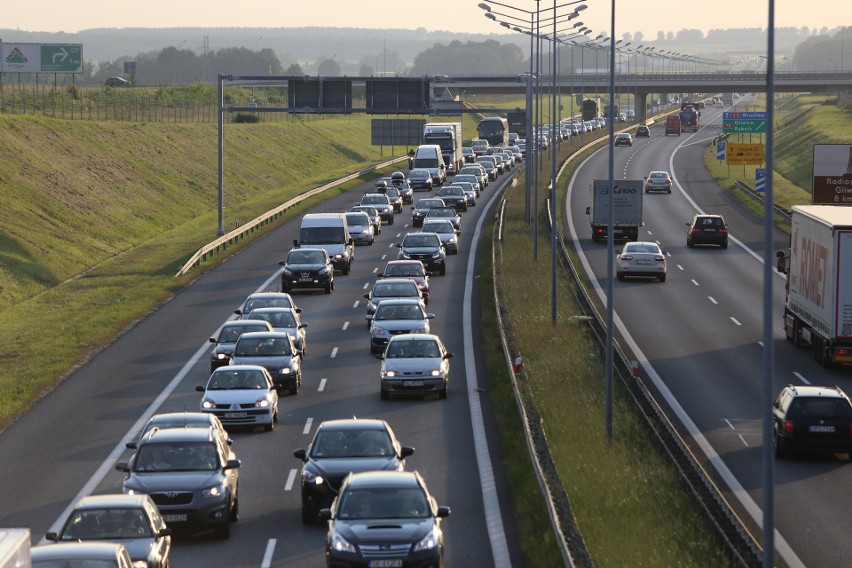 Około 35 procent mieszkańców Śląska spędza w drodze do pracy 45 minut