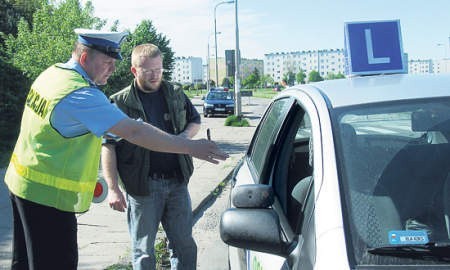 Roman Sawicki z sieradzkiej drogówki kontroluje Mariusza Szewczyka, instruktora nauki jazdy z Łasku