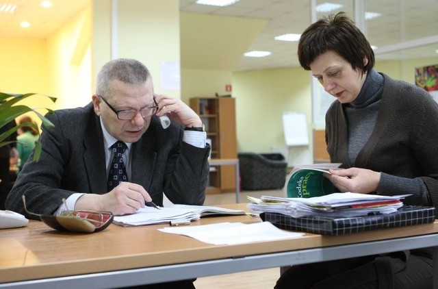 Roman Giedrojć i Jolanta Matyjasik podczas dyżuru w redakcji.