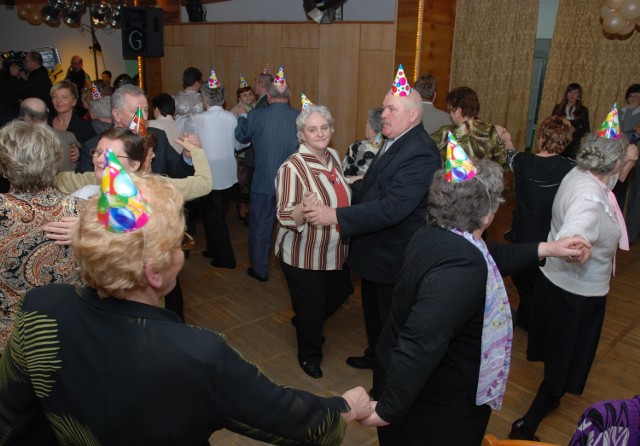 W lutym 140 seniorów bawiło się na balu karnawałowym w ośrodku Kusy Dwór nad jeziorem Drawsko. Był wykwintny obiad, tańce, konkursy i wspólne śpiewanie.