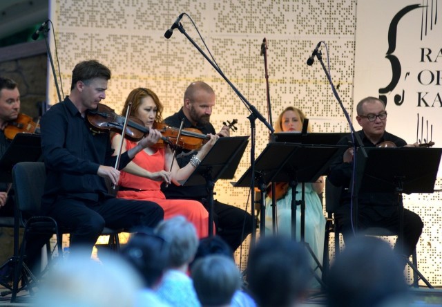 Radomska Orkiestra Kameralna zaprosiła w niedzielę, 5 lipca, na pierwszy koncert plenerowy w muszli parkowej parku imienia Kościuszki.