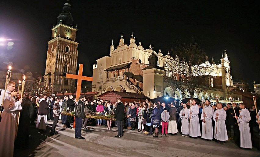 Kraków. W środę Akademicka Droga Krzyżowa przejdzie ulicami miasta. Tramwaje kierowane na objazdy