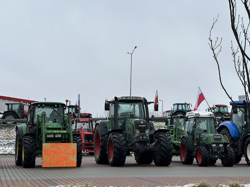 W Sandomierzu trwa protest rolników. Ponad 300 maszyn rolniczych blokowało drogi dojazdowe do mostu na Wiśle! Było nerwowo 