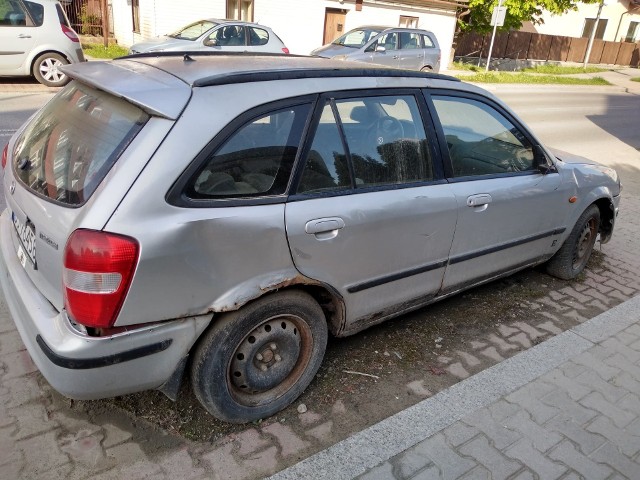 Wrak srebrnej mazdy jest wątpliwą ozdobą jednej z limanowskich ulic