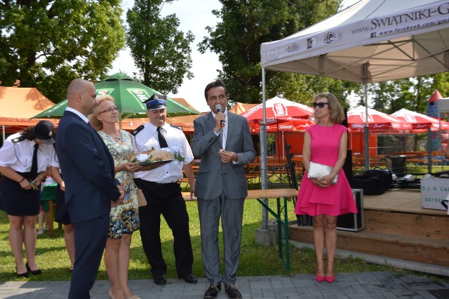 Moment wręczania przez starostów dożynek bochna chleba burmistrzowi Witoldowi Słomce