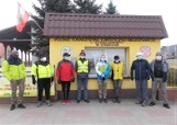 Strzelno. Cykliści i turyści piesi ze Strzelna wybrali się na rajd, w trakcie którego sadzili las. Zdjecia