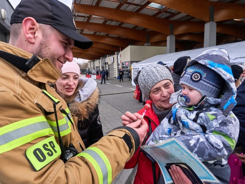 Strażacy cały czas pomagają uchodźcom z Ukrainy na polskiej granicy [ZDJĘCIA]