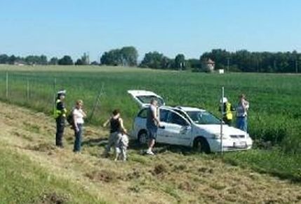 Opel astra dachował niedaleko Niedoradza.