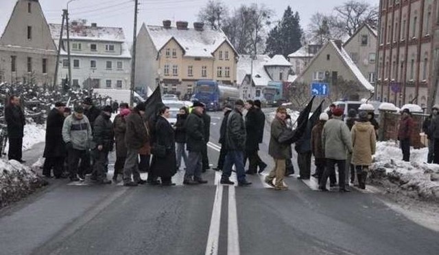 Mieszkańcy Niemodlina nie po raz pierwszy tracą cierpliwość w związku z przeciągającym się rozpoczęciem budowy obwodnicy ich miasta. Pierwszą blokadę (na zdjęciu) zorganizowali w kwietniu 2008 roku.