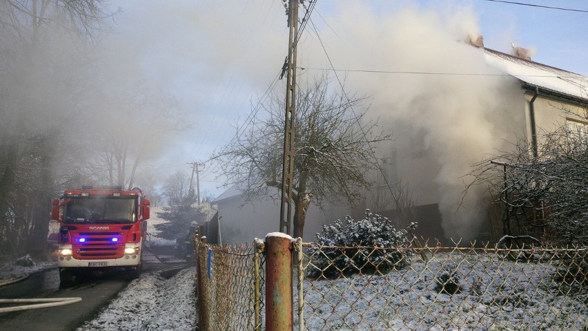 Pożar domu jednorodzinnego w Grabinie. Na szczęście nikt nie ucierpiał