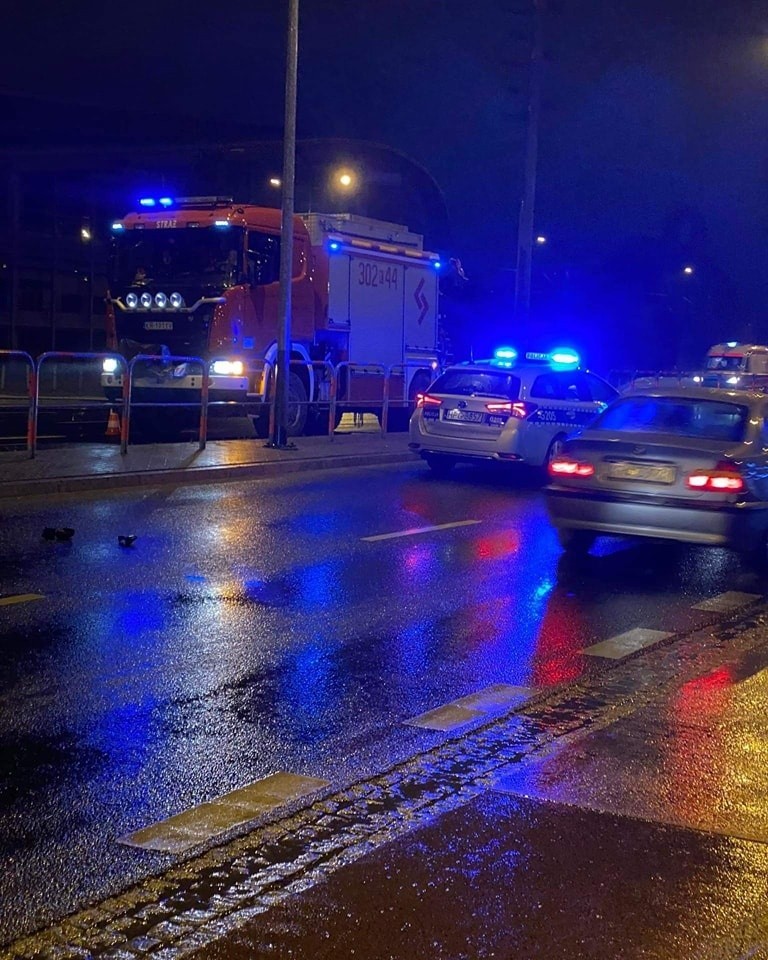 Poważne zderzenie trzech aut na Ruczaju w Krakowie. Są ranni, auto wylądowało na budynku
