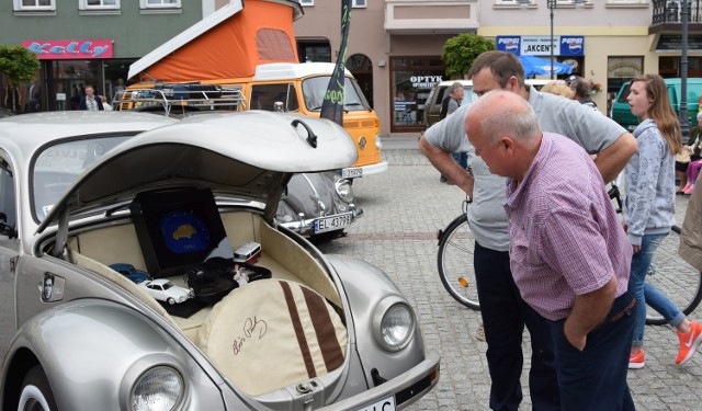 Na placu Jana Pawła odbył się pierwszy zlot miłośników klasycznych vw. Wzięły w nim udział właściciele roczników aut   wyprodukowanych przed 1990 rokiem. Najstarszy samochód, który można było podziwiać na placu Jana Pawła II pochodził z 1959 roku. Organizatorem imprezy była wąbrzeska delegatura Toruńskiego Automobilklubu.