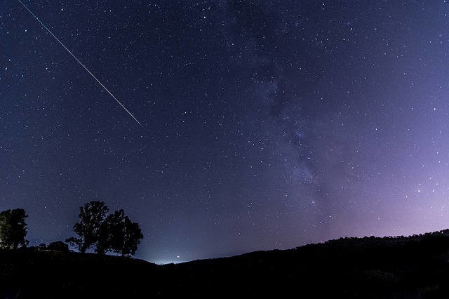 Do śledzenia Perseidów nie potrzebujemy lornetki. Spadające...