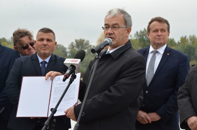 Rok temu Jerzy Kwieciński, minister finansów, inwestycji i rozwoju przekazał samorządowcom pozytywną opinię o dofinansowaniu budowy mostu.
