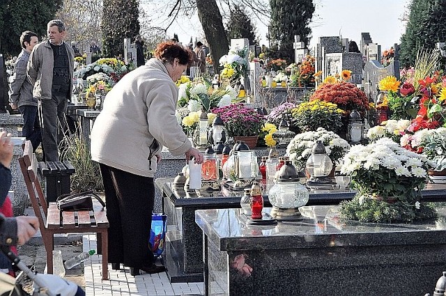 Zapalając symboliczny znicz, przynosząc kwiaty, a także modląc się wspominaliśmy naszych bliskich, którzy nie ma już pośród nas. Na zdjęciu: Cmentarz Parafialny w Tarnobrzegu-Miechocinie.
