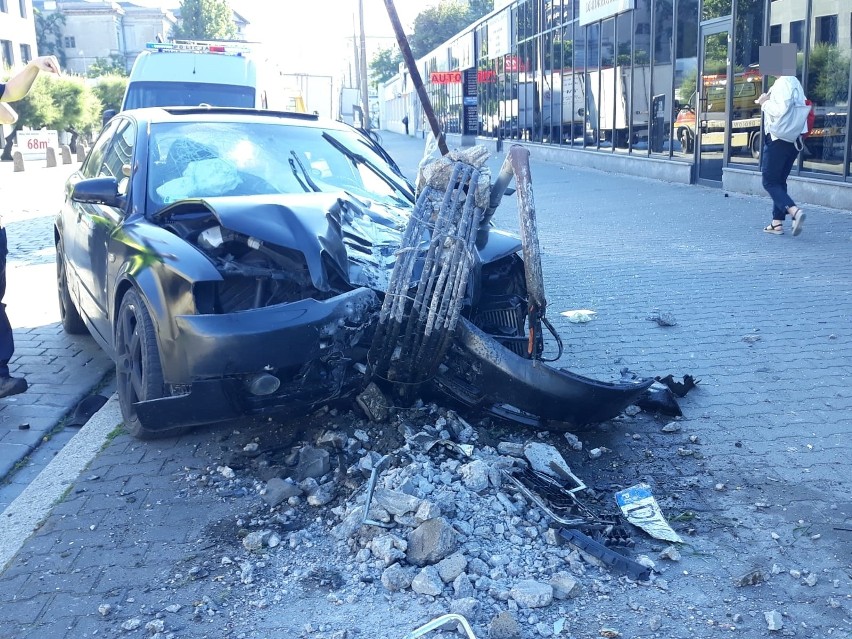 Audi staranowało zaparkowane auta i latarnię. Kierowca uciekł (ZDJĘCIA)