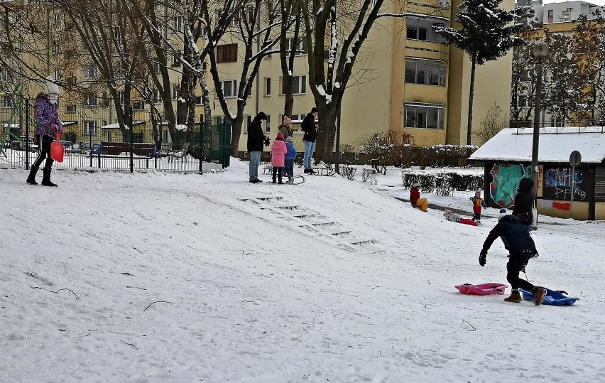 Kraków. Osiedlowe górki opanowane przez dzieci na sankach [ZDJĘCIA]