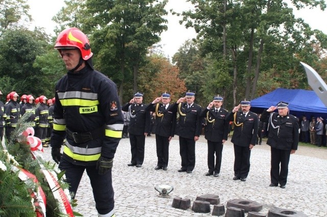 Przed chwilą kwiaty złożyli przedstawiciele Państwowej Straży Pożarnej w Kielcach.
