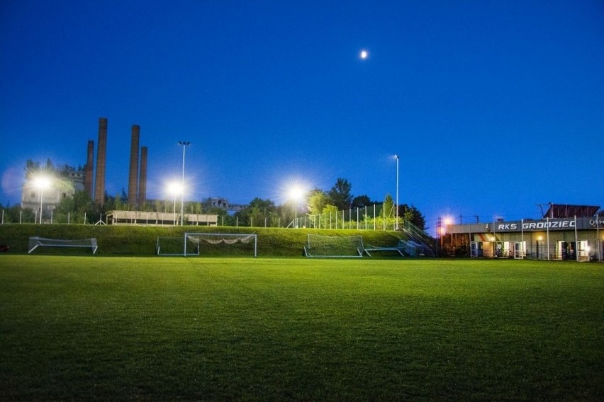 Będzin: nowe oświetlenie stadionu w Grodźcu ZDJĘCIA  