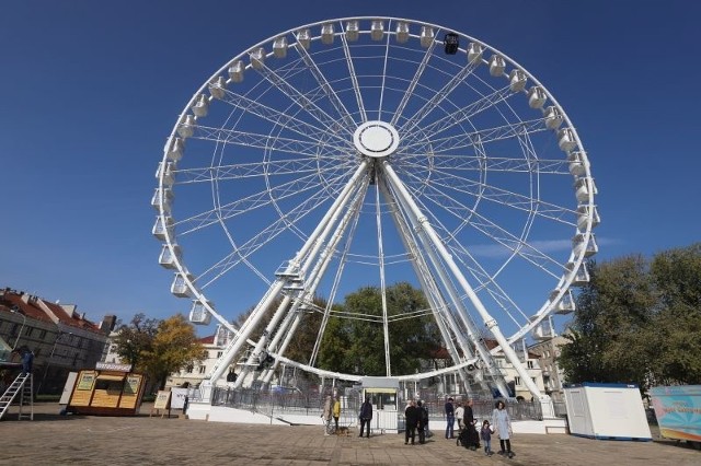 Gigantyczne koło widokowe, które od września gości w Łodzi na Starym Rynku, zostanie w Łodzi do stycznia 2020! Być może będzie można powitać na nim nawet Nowy Rok... Czytaj więcej na następnej karcie