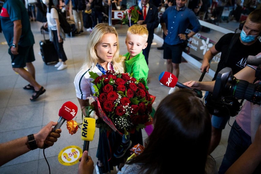 Karolina Naja na lotnisku po powrocie z Tokio z synem...