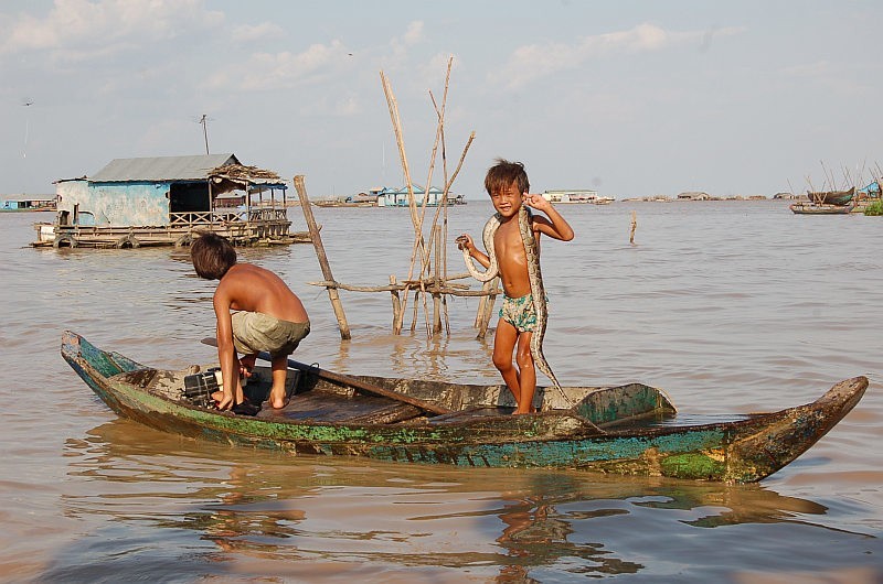 Miasto na jeziorze w Kambodży