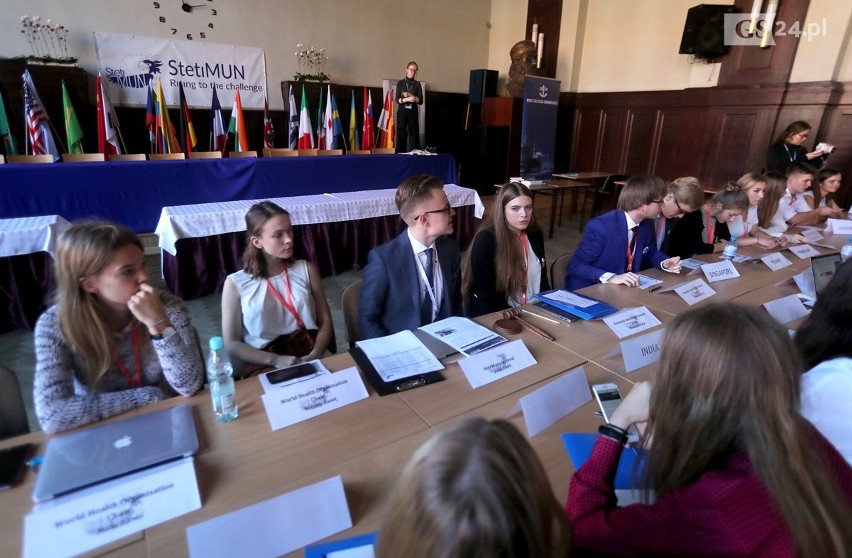 146 uczniów z całego świata w II LO w Szczecinie. Rozmawiają o problemach świata jak w ONZ