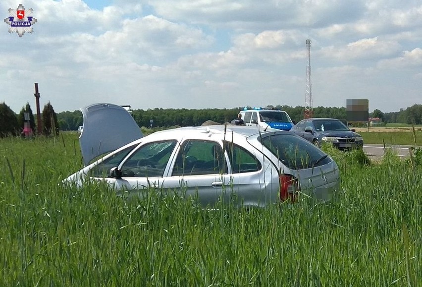 Wypadek w Świdrach. Kierowca nie ustąpił pierwszeństwa na skrzyżowaniu. Rozbite dwa samochody