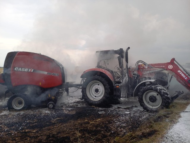 Pożar ciągnika i prasy rolniczej na polu w miejscowości Zagaje.