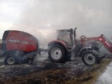 Ciągnik i prasa rolnicza zapaliły się na polu w miejscowości Zagaje. Akcja strażaków