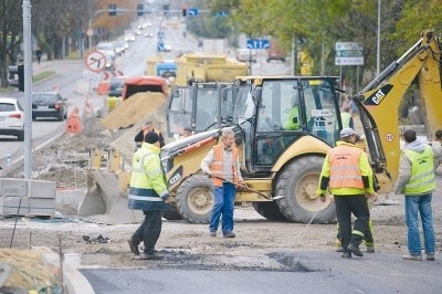 Na wiadukcie, który miał być skończony 15 października, wciąż widać robotników. Jeśli wykonawca dotrzyma nowego terminu, to są szanse, że na przełomie grudnia i stycznia pojedziemy przeprawą. (fot. Sławomir Mielnik)